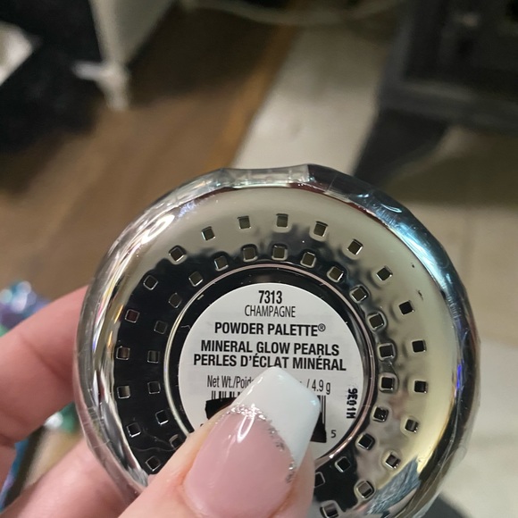 BNIB Beautiful highlighter - Picture 2 of 2